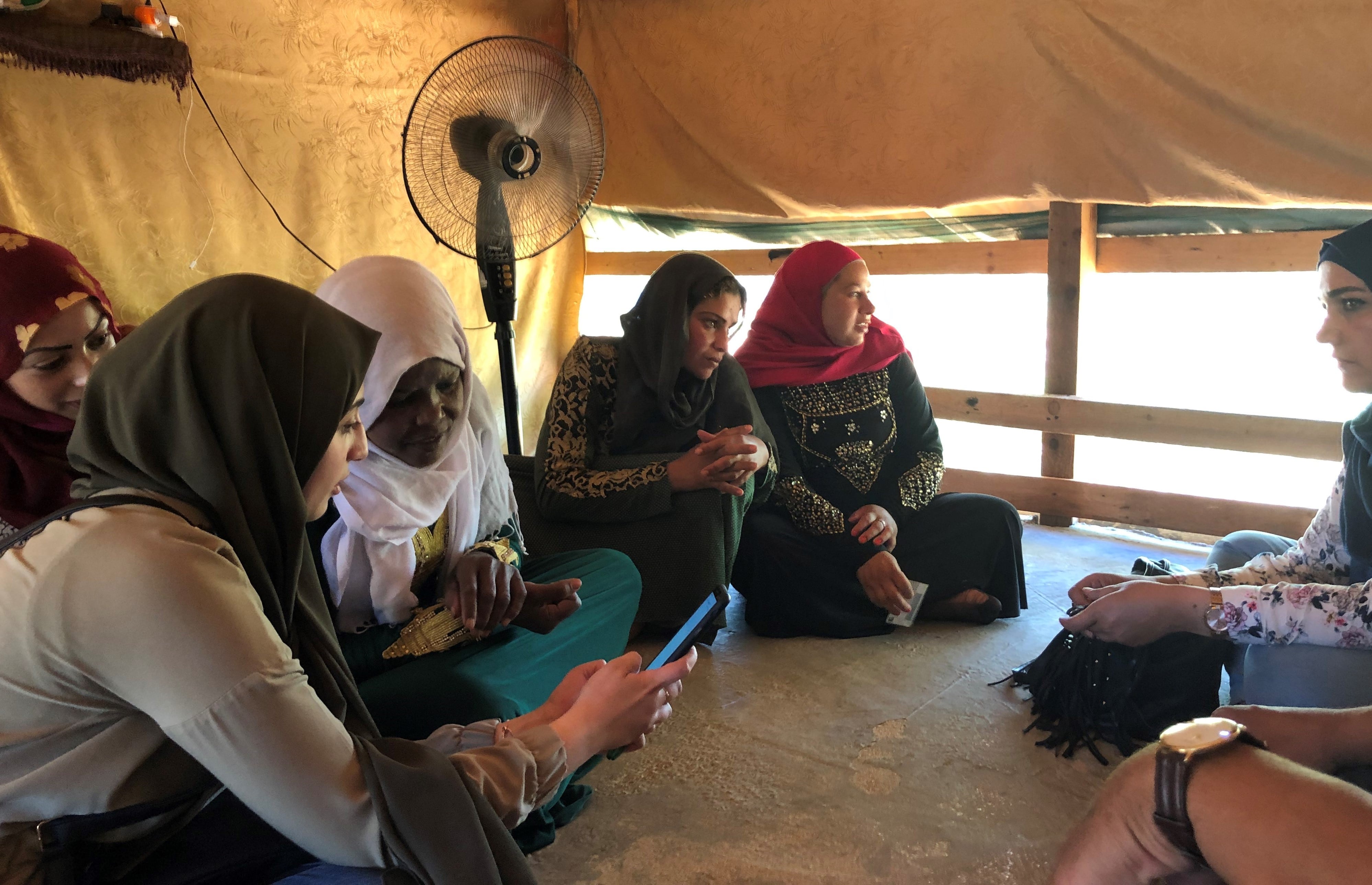 Refugees_during_tutorial_on_Hawiyati.jpg